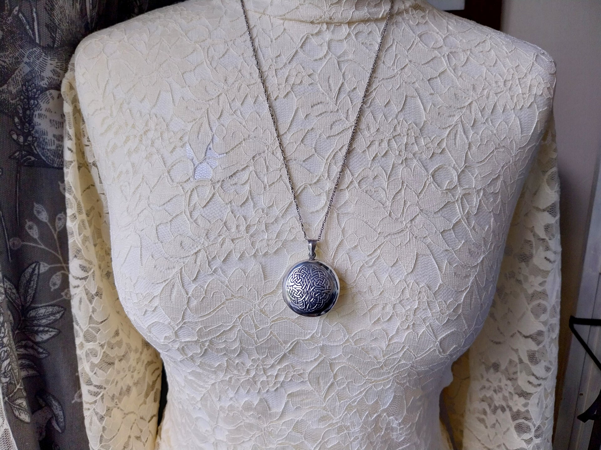 Large Silver Circular CELTIC LOCKET with Verse on 24" Chain - 15.2g