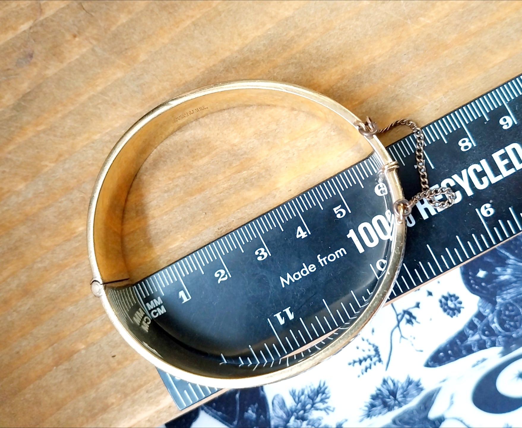 Vintage 9ct Rolled GOLD BANGLE BRACELET with Safety Chain -  18.9g