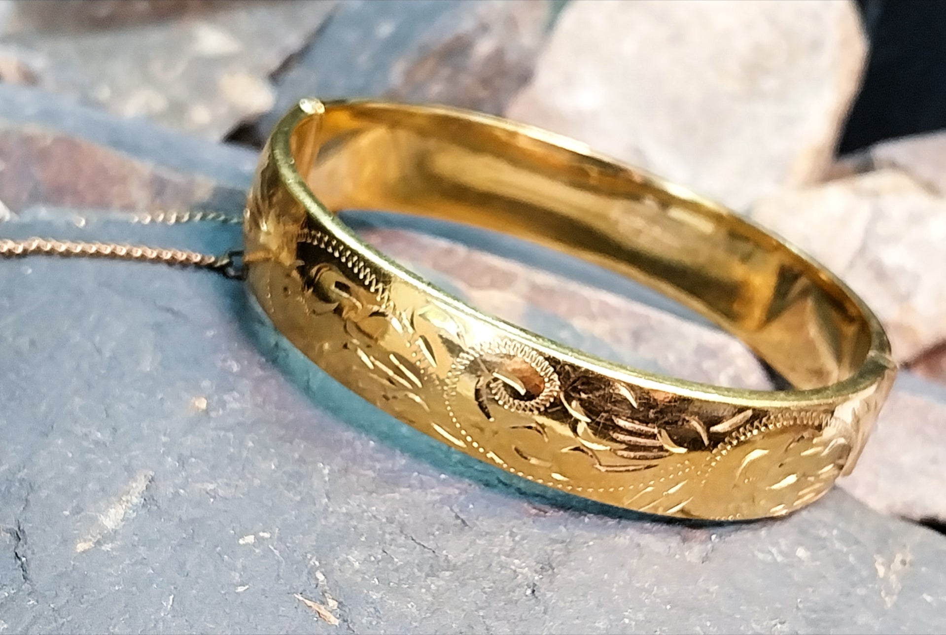 Vintage 9ct Rolled GOLD BANGLE BRACELET with Safety Chain -  18.9g