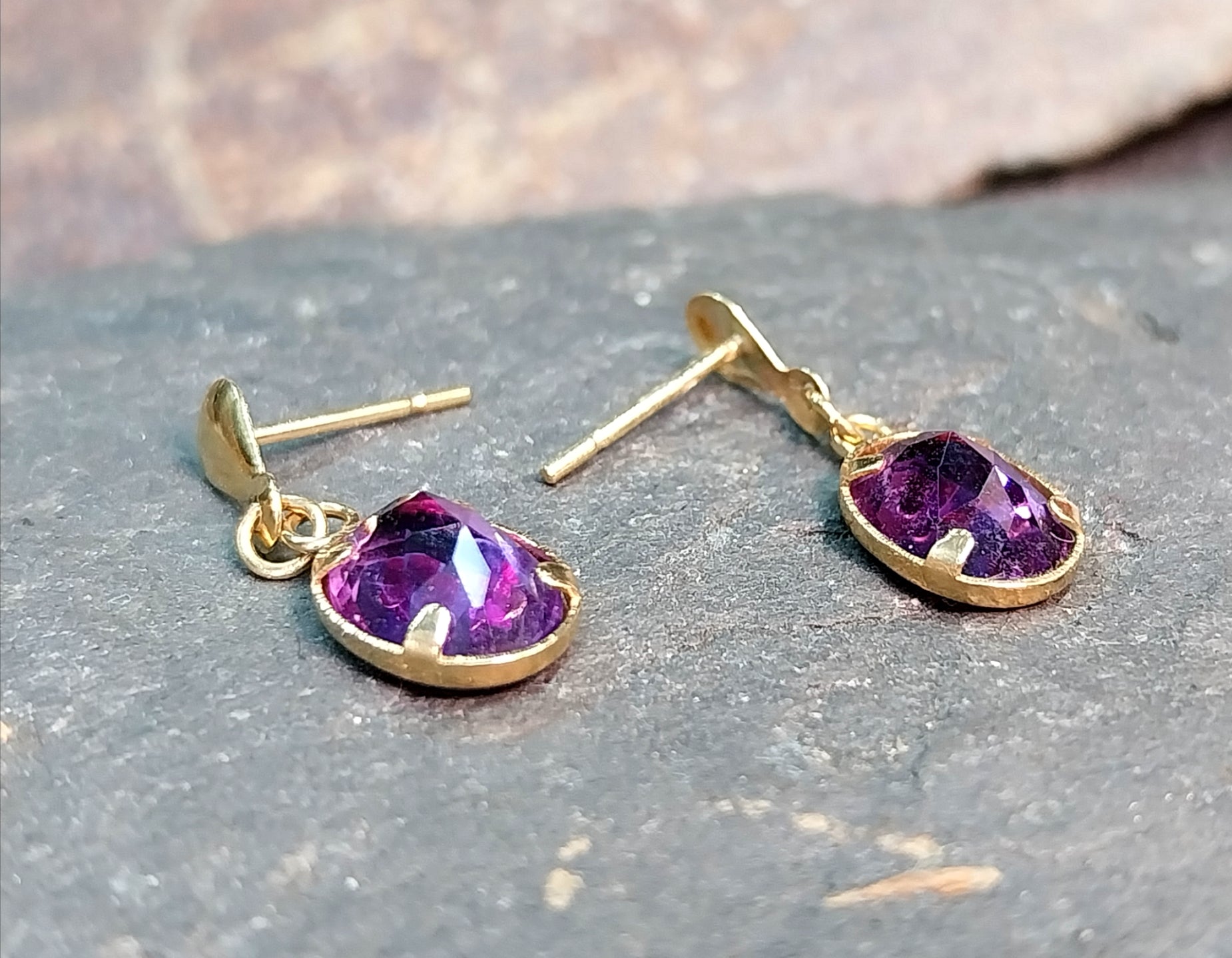 9ct GOLD Classic Amethyst Drop EARRINGS - 1.2g