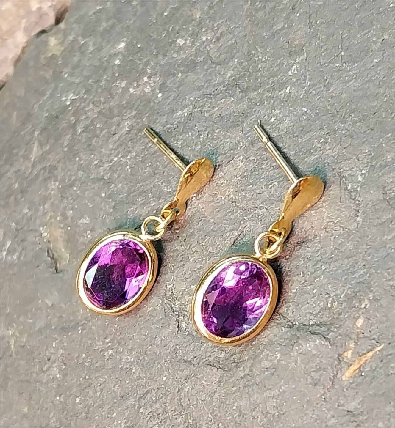 9ct GOLD Classic Amethyst Drop EARRINGS - 1.2g