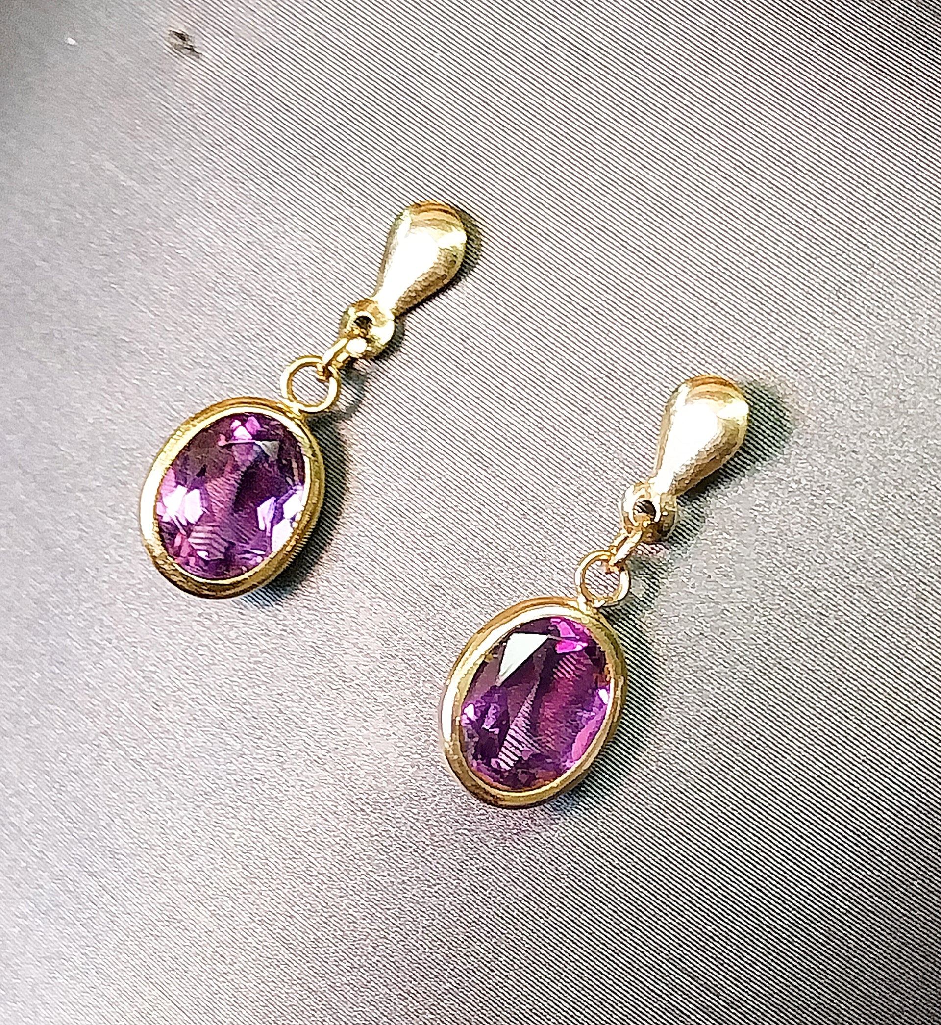 9ct GOLD Classic Amethyst Drop EARRINGS - 1.2g