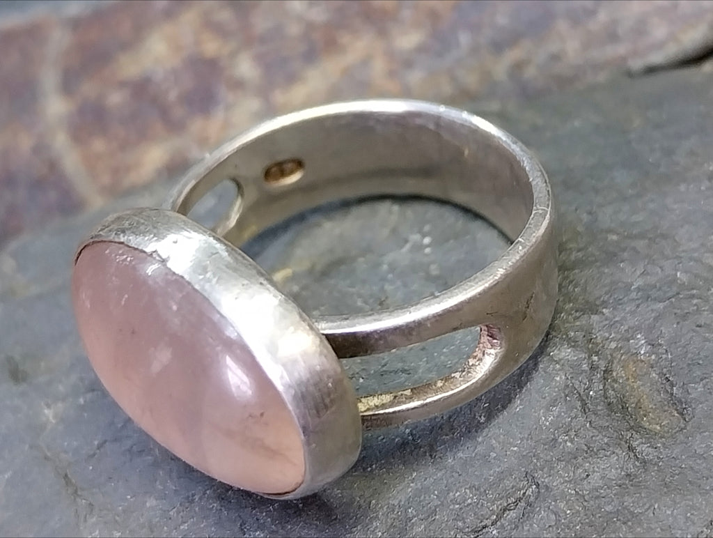 Hallmarked SILVER RING with Large Rose Quartz Stone - 1960s  Size P (7.5) - 6.6g