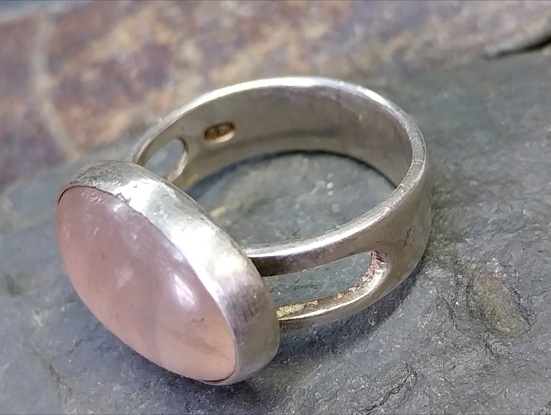 Hallmarked SILVER RING with Large Rose Quartz Stone - 1960s  Size P (7.5) - 6.6g