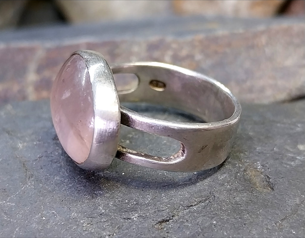 Hallmarked SILVER RING with Large Rose Quartz Stone - 1960s  Size P (7.5) - 6.6g
