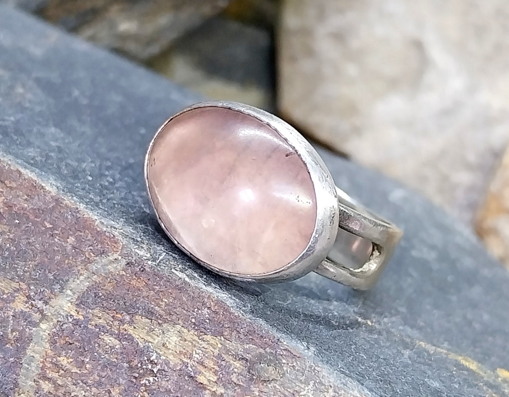 Hallmarked SILVER RING with Large Rose Quartz Stone - 1960s  Size P (7.5) - 6.6g