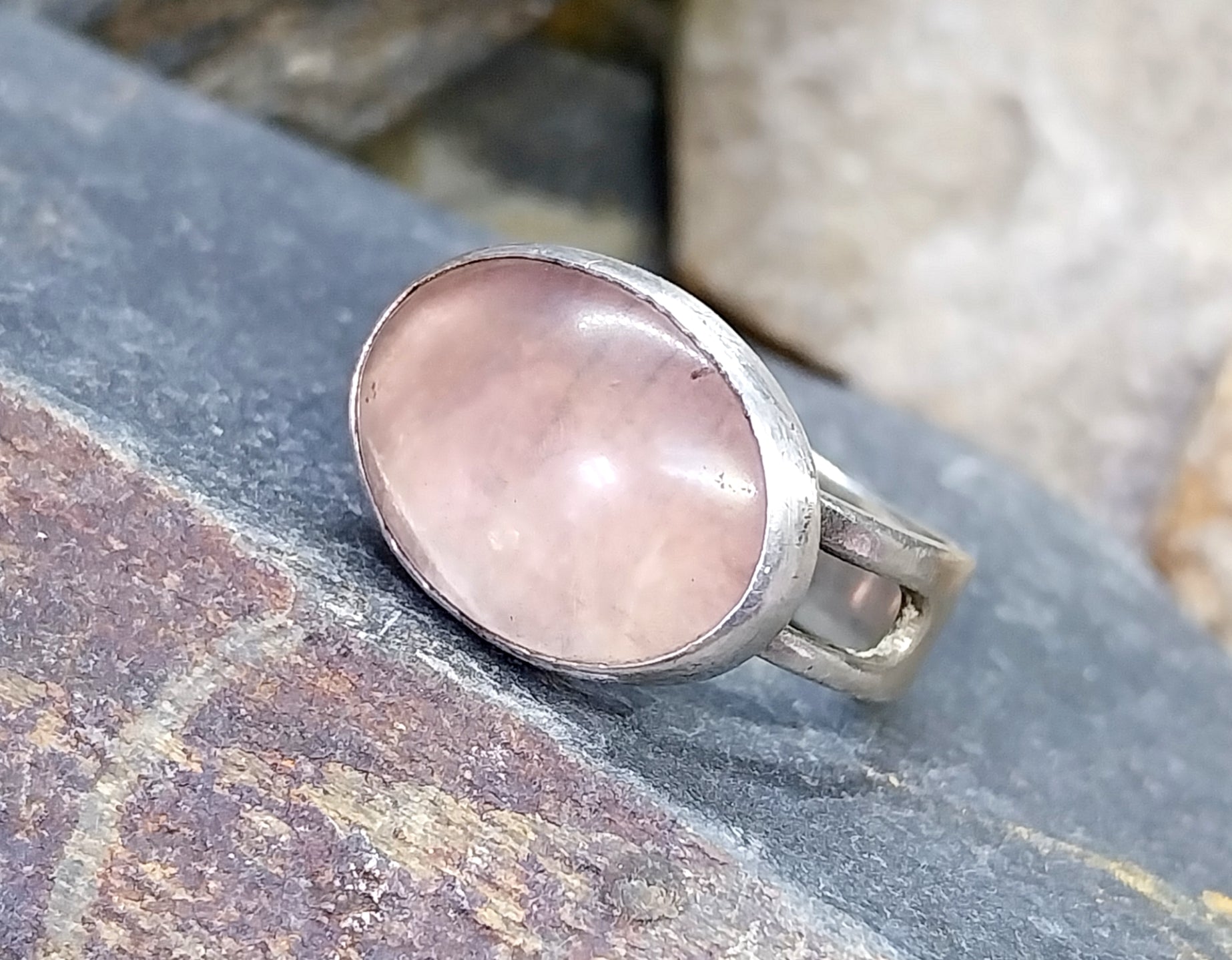 Hallmarked SILVER RING with Large Rose Quartz Stone - 1960s  Size P (7.5) - 6.6g