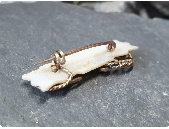 MOP MARY NAME BROOCH - Antique Mother of Pearl with Silver Wire Work - 3.2g