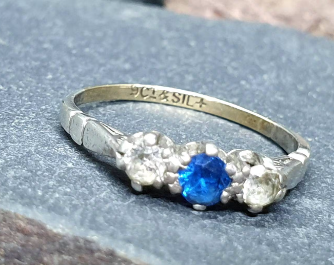 Vintage Art Deco 9ct Gold & Silver BLUE Stone Ring - Size uk M (us 6) - 1.4g
