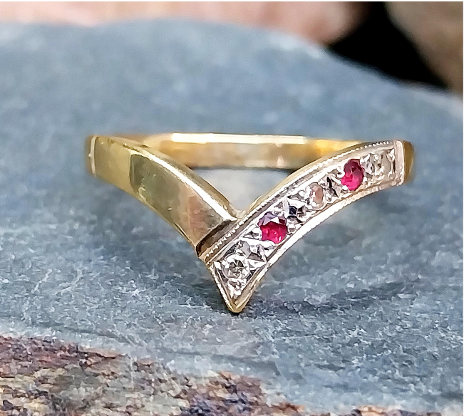 9ct GOLD WISHBONE RING with Ruby & Diamonds - Size uk R (us 8.5) - 2.1g