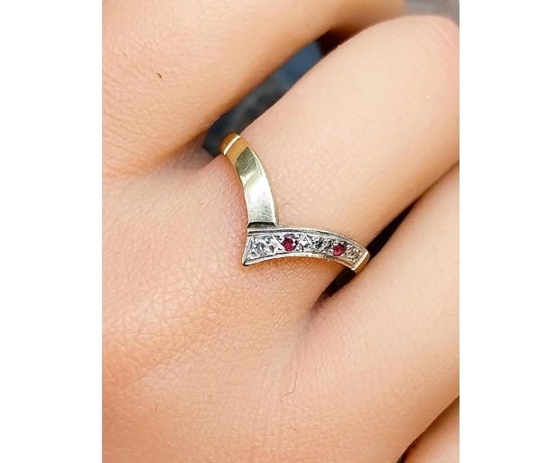 9ct GOLD WISHBONE RING with Ruby & Diamonds - Size uk R (us 8.5) - 2.1g