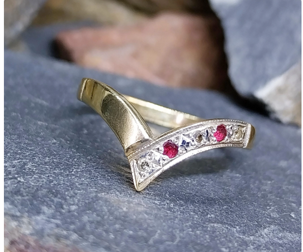 9ct GOLD WISHBONE RING with Ruby & Diamonds - Size uk R (us 8.5) - 2.1g