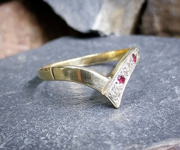 9ct GOLD WISHBONE RING with Ruby & Diamonds - Size uk R (us 8.5) - 2.1g