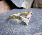 9ct GOLD WISHBONE RING with Ruby & Diamonds - Size uk R (us 8.5) - 2.1g