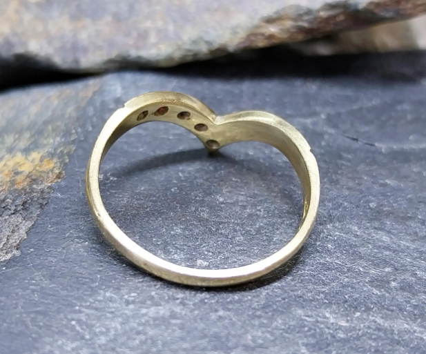 9ct GOLD WISHBONE RING with Ruby & Diamonds - Size uk R (us 8.5) - 2.1g
