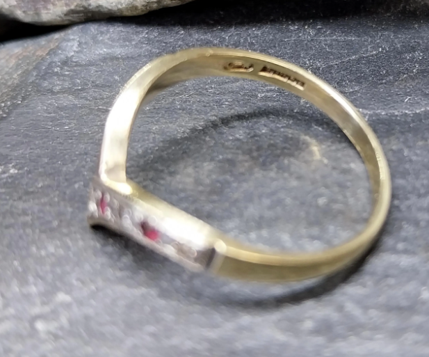 9ct GOLD WISHBONE RING with Ruby & Diamonds - Size uk R (us 8.5) - 2.1g