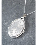 Sterling Silver Spiral OVAL LOCKET Necklace with 18" Chain - 6.8g