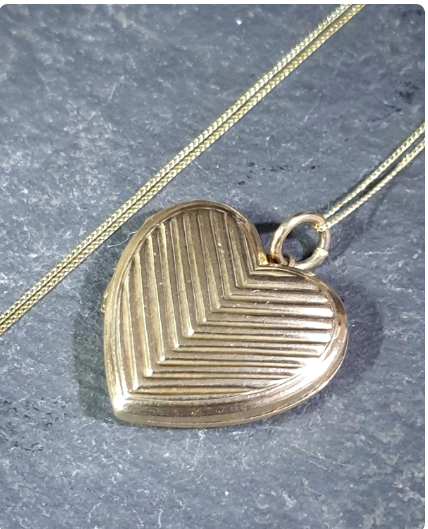 Antique 9ct Gold HEART Locket Criss Cross Pattern - on 20" Gold Chain  - 5.1g