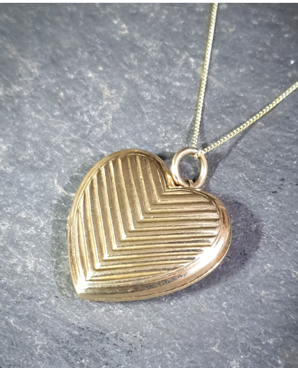 Antique 9ct Gold HEART Locket Criss Cross Pattern - on 20" Gold Chain  - 5.1g