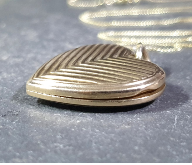 Antique 9ct Gold HEART Locket Criss Cross Pattern - on 20" Gold Chain  - 5.1g