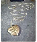 Antique 9ct Gold HEART Locket Criss Cross Pattern - on 20" Gold Chain  - 5.1g