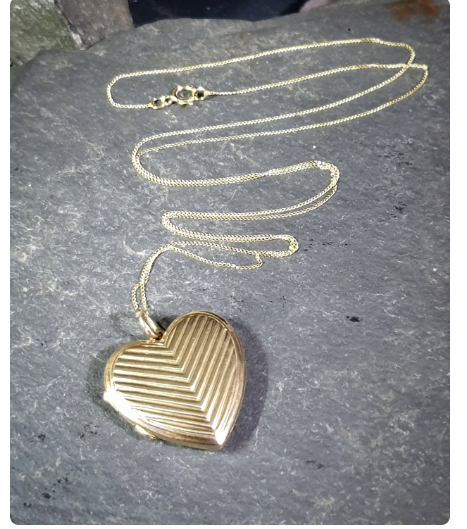 Antique 9ct Gold HEART Locket Criss Cross Pattern - on 20" Gold Chain  - 5.1g