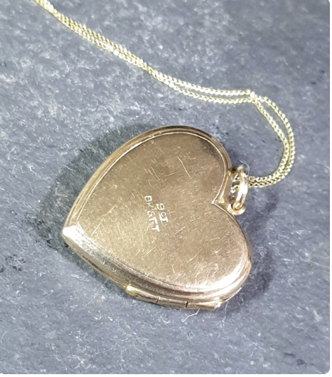 Antique 9ct Gold HEART Locket Criss Cross Pattern - on 20" Gold Chain  - 5.1g