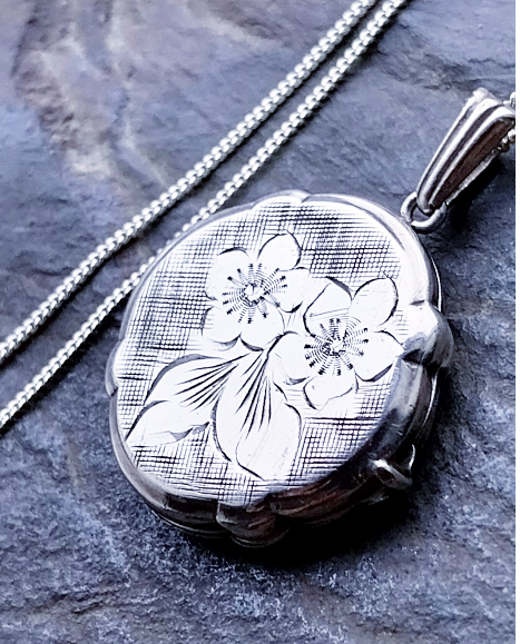 Georg Jensen SILVER LOCKET Necklace - Scalloped Circle  18" Chain - 4.8g
