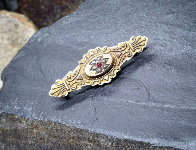 Victorian 9ct GOLD LOCKET BROOCH -  Seed Pearls & Ruby - 2.2g