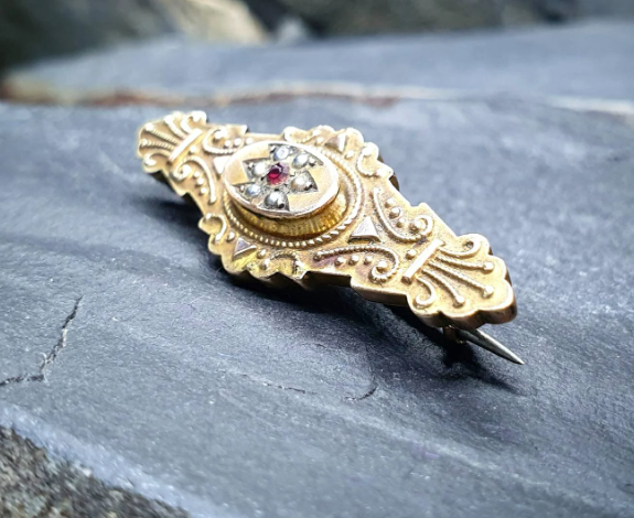 Victorian 9ct GOLD LOCKET BROOCH -  Seed Pearls & Ruby - 2.2g