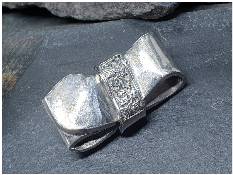 VICTORIAN Silver Bow BROOCH - with Ivy Leaf pattern - 6g