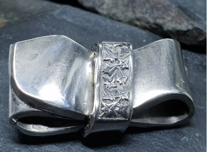 VICTORIAN Silver Bow BROOCH - with Ivy Leaf pattern - 6g