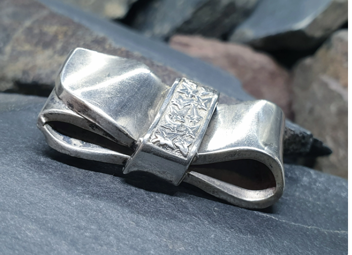 VICTORIAN Silver Bow BROOCH - with Ivy Leaf pattern - 6g
