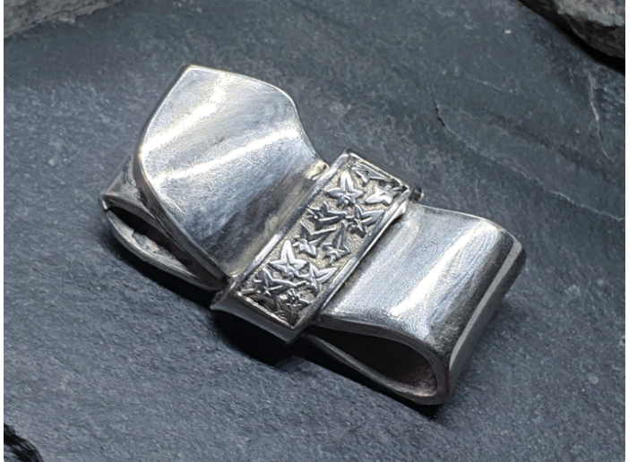 VICTORIAN Silver Bow BROOCH - with Ivy Leaf pattern - 6g