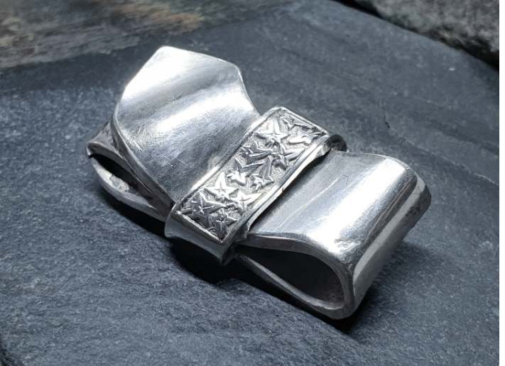 VICTORIAN Silver Bow BROOCH - with Ivy Leaf pattern - 6g