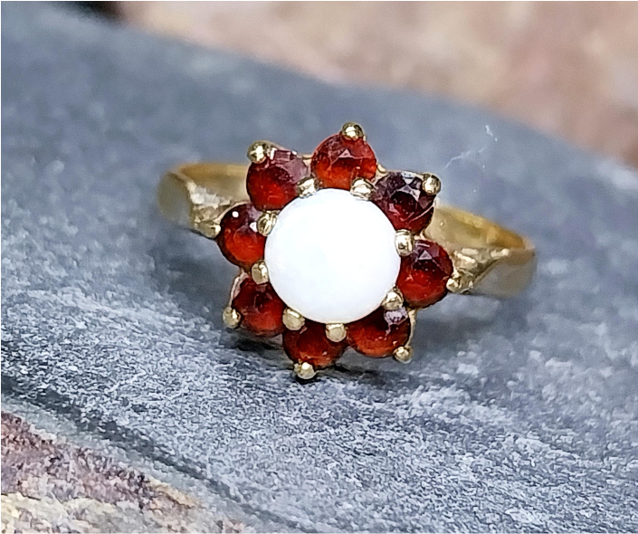 9ct GOLD Opal & Red Garnet Cluster Ring - Size uk K 1/2 (us 5.5) - vintage  1.9g