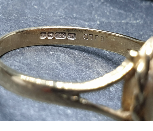 Vintage 9ct GOLD CARNELIAN Ring c 1978 - Size uk Q 1/2 (us 8.5) - 3.2g