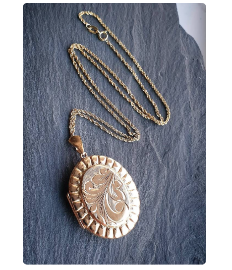 Large 9ct Gold Locket Necklace - Oval Scroll on 18" Chain - 10.6g