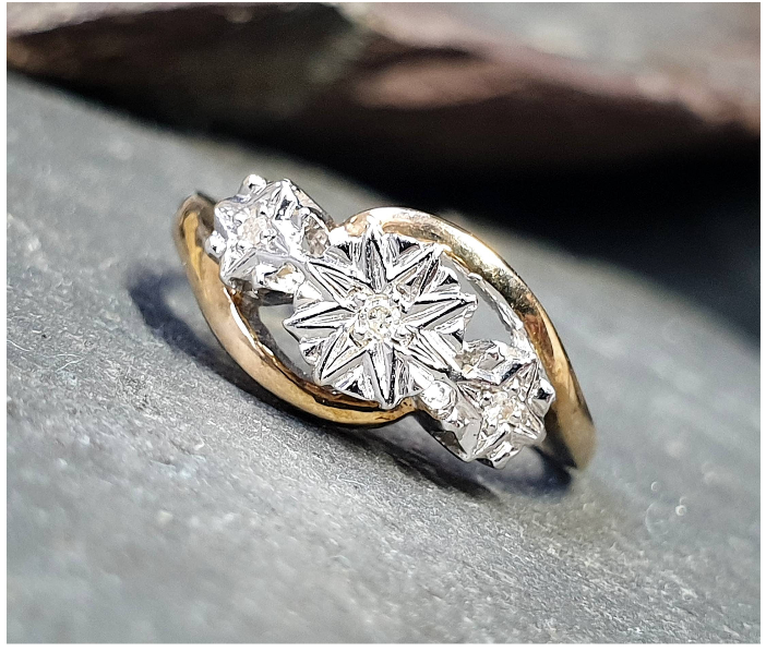9ct GOLD DIAMOND RING with Trinity of Stars - Size uk M 1/2 (us 6.5) - 2.4g