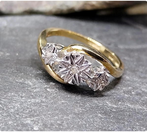 9ct GOLD DIAMOND RING with Trinity of Stars - Size uk M 1/2 (us 6.5) - 2.4g