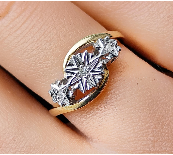 9ct GOLD DIAMOND RING with Trinity of Stars - Size uk M 1/2 (us 6.5) - 2.4g