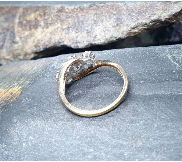 9ct GOLD DIAMOND RING with Trinity of Stars - Size uk M 1/2 (us 6.5) - 2.4g