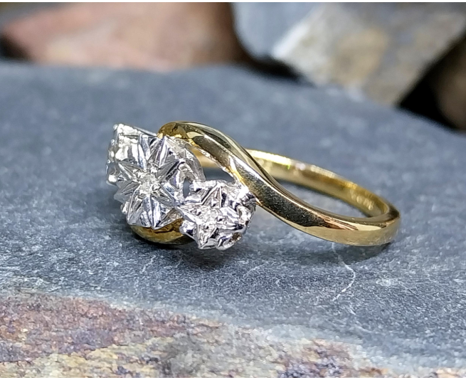 9ct GOLD DIAMOND RING with Trinity of Stars - Size uk M 1/2 (us 6.5) - 2.4g