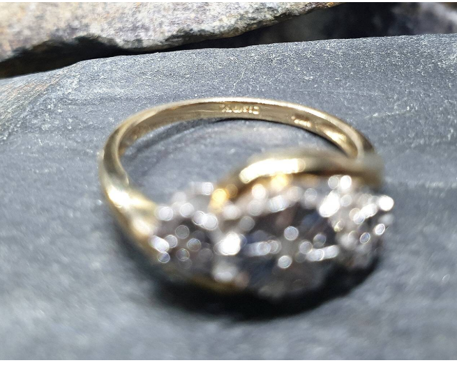 9ct GOLD DIAMOND RING with Trinity of Stars - Size uk M 1/2 (us 6.5) - 2.4g