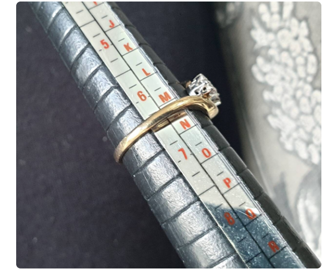 9ct GOLD DIAMOND RING with Trinity of Stars - Size uk M 1/2 (us 6.5) - 2.4g