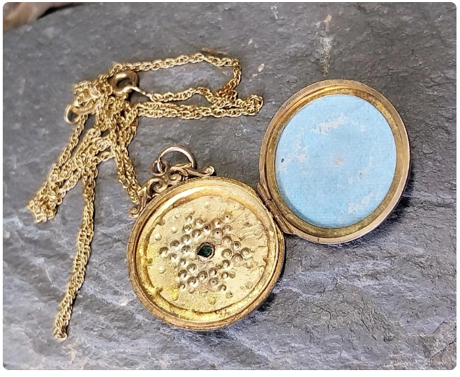 Antique 9ct Gold LOCKET - Circular with Paste Stones Star on 18" Chain - 6g