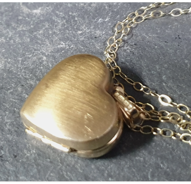 Vintage 9ct Gold Heart LOCKET Necklace - with two hearts on 18" Chain - 1.8g