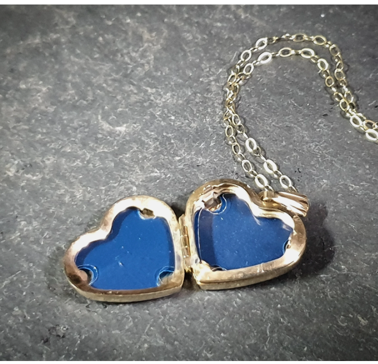 Vintage 9ct Gold Heart LOCKET Necklace - with two hearts on 18" Chain - 1.8g