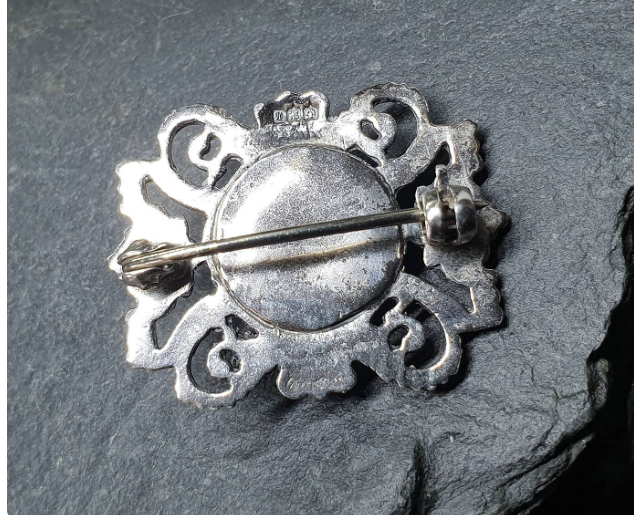 Vintage GREEN GEMSTONE BROOCH - Sterling Silver Edinburgh 1962 - 5.7g