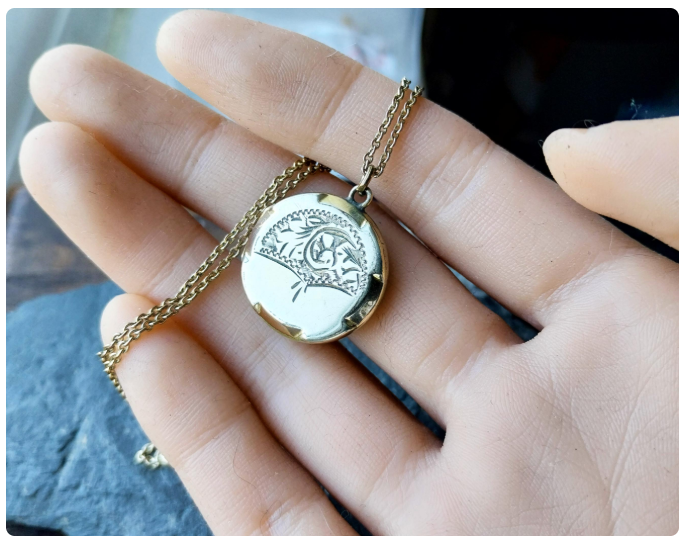 Vintage 9ct Rolled GOLD LOCKET Circular on 16" Chain - 6.3g